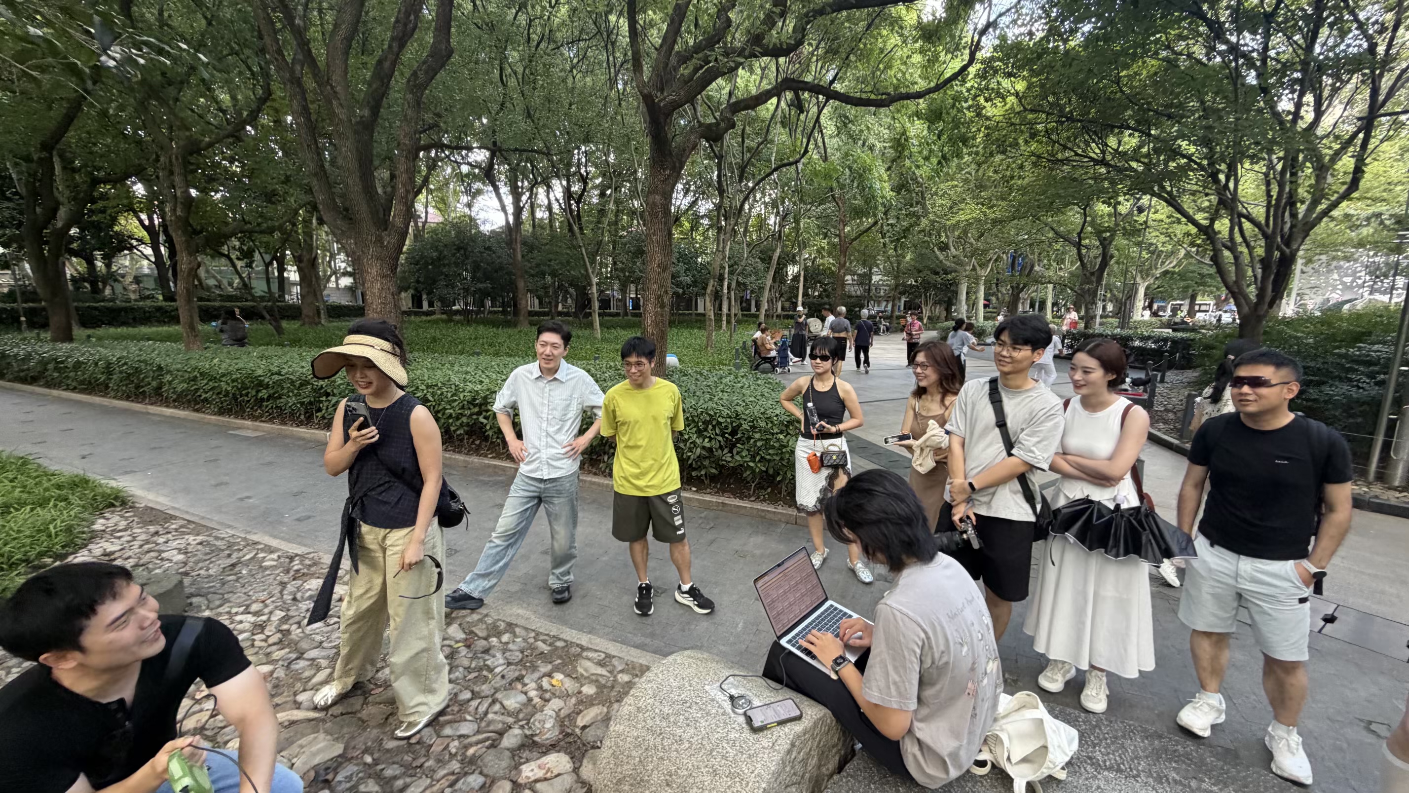 一群真实参与者在公园的树荫下相遇