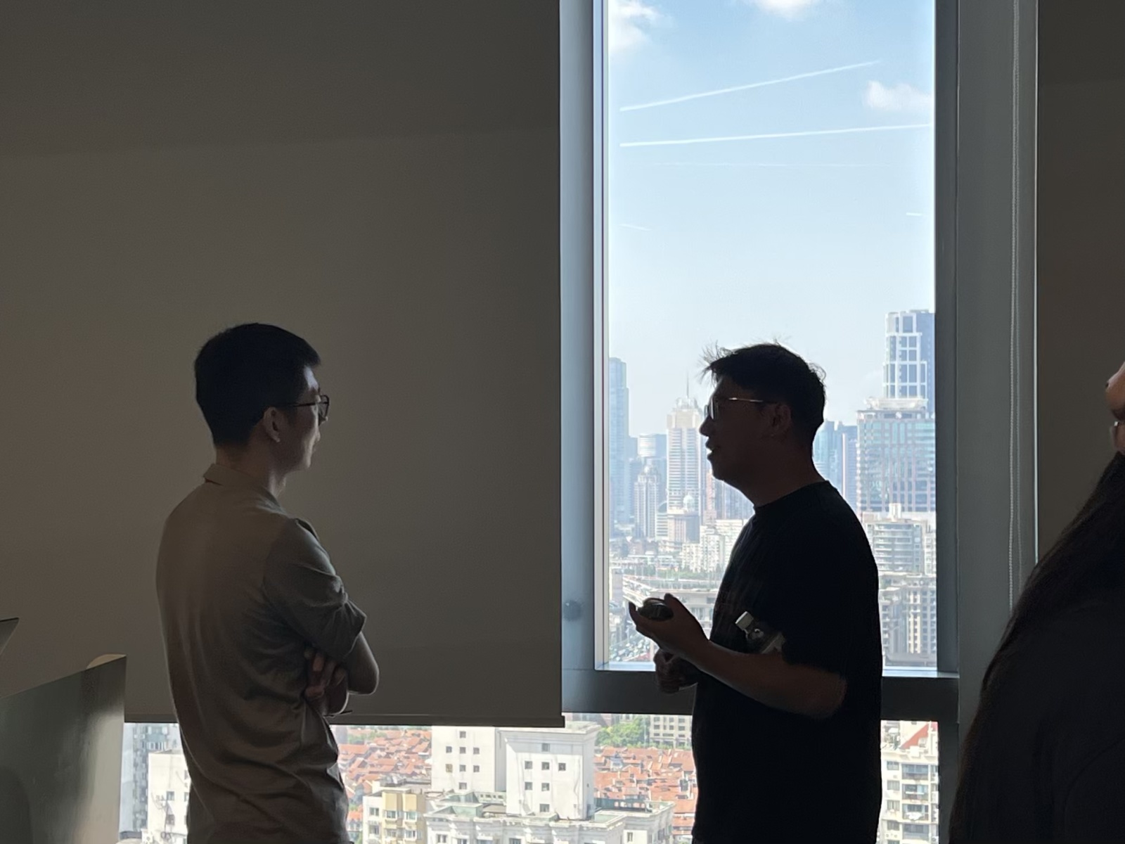 真实活动中，两个人正在面对面交流